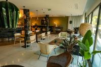 Live Hotels Bordeaux Lac的休息区