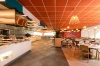 埃拉特U Splash Resort Eilat的餐厅设有1间带桌椅的用餐室