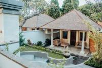 New Sunari Lovina Beach Resort外面的花园