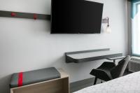 Avid Hotels - Roseville - Minneapolis North by IHG的电视和&#47;或娱乐中心