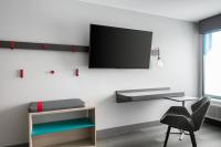 Avid Hotels - Roseville - Minneapolis North by IHG的电视和&#47;或娱乐中心