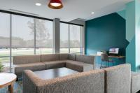 Avid Hotels - Roseville - Minneapolis North by IHG的电视和&#47;或娱乐中心
