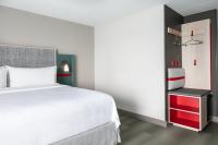 Avid Hotels - Roseville - Minneapolis North by IHG客房内的一张或多张床位