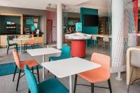 Avid Hotels - Roseville - Minneapolis North by IHG的电视和&#47;或娱乐中心