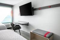 Avid Hotels - Roseville - Minneapolis North by IHG的电视和&#47;或娱乐中心