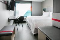 Avid Hotels - Roseville - Minneapolis North by IHG客房内的一张或多张床位