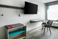 Avid Hotels - Roseville - Minneapolis North by IHG的电视和&#47;或娱乐中心