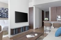 Jumeirah Living Marina Gate Dubai的电视和/或娱乐中心