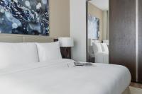 Jumeirah Living Marina Gate Dubai客房内的一张或多张床位