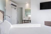 B&B HOTEL Tarragona Centro Urbis的电视和/或娱乐中心