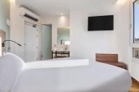 B&B HOTEL Tarragona Centro Urbis的电视和/或娱乐中心