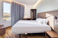 B&B HOTEL Tarragona Centro Urbis客房内的一张或多张床位