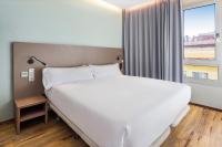 B&B HOTEL Tarragona Centro Urbis客房内的一张或多张床位