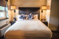费尔菲尔德Hotel Hi-Ho - Contactless Check-In的一张大白床,位于带两盏灯的房间