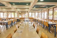 埃拉特SPNI Eilat Field School的有桌椅和窗户的餐厅