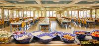 埃拉特SPNI Eilat Field School的大型用餐室配有桌椅和食品