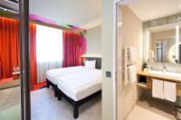 帕恩多夫ibis Styles Parndorf Neusiedler See的带床和水槽的酒店房间