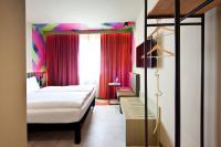 帕恩多夫ibis Styles Parndorf Neusiedler See的一间有床和窗户的酒店房间