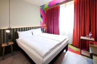 ibis Styles Parndorf Neusiedler See客房内的一张或多张床位