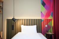 ibis Styles Parndorf Neusiedler See客房内的一张或多张床位