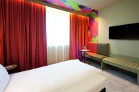 ibis Styles Parndorf Neusiedler See的电视和&#47;或娱乐中心