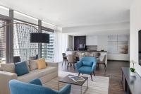 Jumeirah Living Marina Gate Dubai的电视和/或娱乐中心