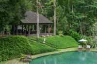 乌布Dua Dari, a Residence by Hadiprana的站在花园游泳池旁的人