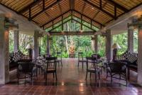 乌布Dua Dari, a Residence by Hadiprana的凉亭内带桌椅的用餐室