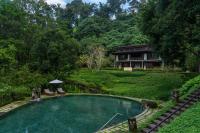 乌布Dua Dari, a Residence by Hadiprana的房子前面的游泳池