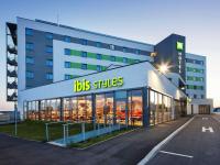 帕恩多夫ibis Styles Parndorf Neusiedler See的上面有一条公共汽车条纹的建筑