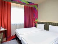 ibis Styles Parndorf Neusiedler See客房内的一张或多张床位