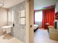 ibis Styles Parndorf Neusiedler See客房内的一张或多张床位