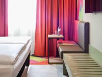 ibis Styles Parndorf Neusiedler See客房内的一张或多张床位