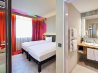 ibis Styles Parndorf Neusiedler See客房内的一张或多张床位