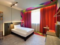 ibis Styles Parndorf Neusiedler See客房内的一张或多张床位