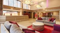 Best Western Plus Park Place Inn - Mini Suites的休息区