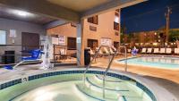 Best Western Plus Park Place Inn - Mini Suites内部或周边的泳池