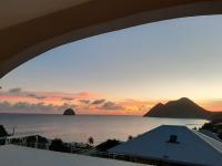 勒迪亚芒Vue exceptionnelle dans résidence de standing的阳台享有日落海景