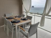 勒迪亚芒Vue exceptionnelle dans résidence de standing的一间带桌椅的海景用餐室
