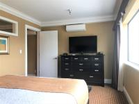 Abercorn Hotel, Trademark Collection by Wyndham的电视和&#47;或娱乐中心