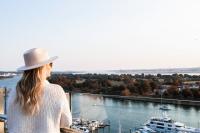 华盛顿InterContinental - Washington D.C. - The Wharf by IHG的戴帽子的女人,看着河面
