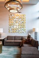 华盛顿InterContinental - Washington D.C. - The Wharf by IHG的一位女士坐在客厅的沙发上