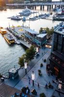 华盛顿InterContinental - Washington D.C. - The Wharf by IHG的码头和水中停泊的船只的景色