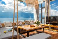 Aishe Honeymoon Erhai Lake Sea View Guesthouse的电视和/或娱乐中心
