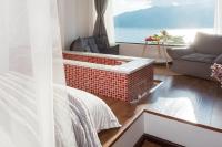 Aishe Honeymoon Erhai Lake Sea View Guesthouse客房内的一张或多张床位