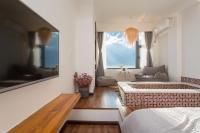 Aishe Honeymoon Erhai Lake Sea View Guesthouse的电视和/或娱乐中心