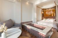 Aishe Honeymoon Erhai Lake Sea View Guesthouse客房内的一张或多张床位