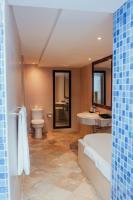 New Sunari Lovina Beach Resort的一间浴室