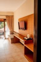 New Sunari Lovina Beach Resort的电视和&#47;或娱乐中心