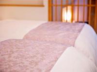 Tanakaya Kyoto Karasuma客房内的一张或多张床位